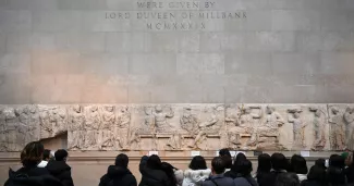 Des visiteurs admirent les marbres du Parthénon au British Museum de Londres, le 9 janvier 2023. DANIEL LEAL / AFP