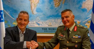 Le directeur général du ministère israélien de la Défense Amir Baram et son homologue grec Ioannis Bouras signent un contrat à 3 milliards de dollars. Israel Defence Ministry / via REUTERS