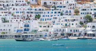 Une vue de Kamares, principal port de l'île de Sifnos en Grèce, le 27 juillet 2026.