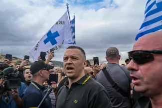 Ilias Kasidiaris (au centre), ancien député du parti néonazi Aube dorée, après sa libération de la prison de Domokos (Grèce), le 15 septembre 2026.