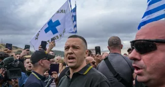 Ilias Kasidiaris s'adresse à ses partisans après sa libération de la prison de haute sécurité de Domokos, dans le centre de la Grèce, le 15 septembre 2026.