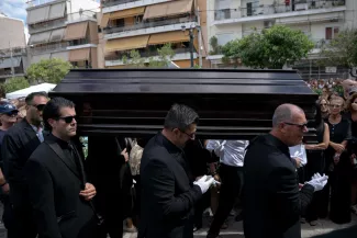 Lors des funérailles du chanteurs Giorgos Mazonakis, à Nikaia (Grèce), près d’Athènes, le 14 septembre 2026. ANGELOS TZORTZINIS/AFP