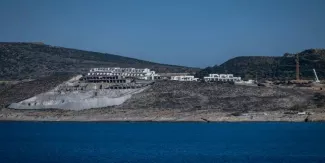 Vue du chantier d’un hôtel de luxe sur l’île grecque de Milos, dans la mer Égée, le 3 février 2026.