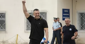 Ilias Kasidiaris, ancien député et porte-parole du parti néonazi Aube dorée, à sa sortie de la prison de Domokos, en Grèce, le 15 septembre 2026.