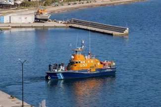 Un navire des garde-côtes grecs, ayant pris part à une opération de recherche à la suite du naufrage d’une embarcations de migrants, à Samos (Grèce), le 19 octobre 2026.