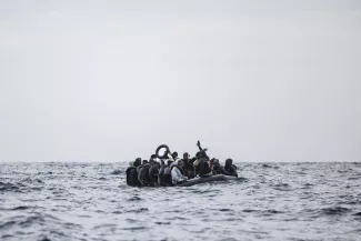 Des migrants attendent d’être secourus par l’équipage du navire « Ocean Viking », dans la zone de recherche et de sauvetage située au large des côtes libyennes, le 16 janvier 2026.