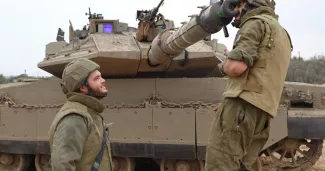Des soldats israéliens autour d'un tank, près de la frontière sud de la bande de Gaza, le 9 octobre 2023.