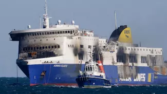 L'épave du Norman Atlantic remorquée jusqu'au port de Brindisi en Italie Le ferry a pris feu dimanche
Crédits photo : FILIPPO MONTEFORTE/AFP
