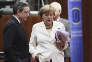 Pour la Commission européenne, l'appartenance de la Grèce à la zone euro est «irrévocable» Mario Draghi et Angela Merkel / © Reuters