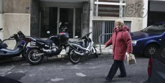 Terrorisme : un Algérien arrêté à Athènes risque l'extradition vers la Belgique Deux hommes ont été arrêtés samedi 17 janvier par la police grecque dans un appartement du centre d'Athènes. | AP/PETROS GIANNAKOURIS