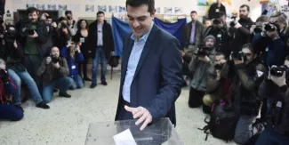 Les Grecs commencent à voter, le parti anti-austérité Syriza favori Les Grecs commencent à voter, le parti anti-austérité Syriza favori.