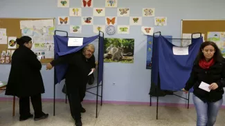 Grèce : «Je n'avais jamais pensé que mes amis voteraient Syriza» Traditionnellement, les bureaux de vote se remplissent l'après-midi, et dans la matinée ils étaient peu nombreux à prendre le chemin des urnes dans la capitale grecque. Crédits photo : Thanassis Stavrakis/AP