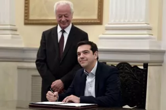 Syriza s'offre un allié qui effraie Alexis Tsipras a prêté serment en qualité de nouveau premier ministre hier devant le chef de l'Etat, Karolos Papoulias. Image: AFP