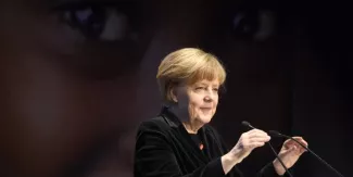 Angela Merkel félicite Alexis Tsipras et lui souhaite "force et succès" Angela Merkel félicite Alexis Tsipras et lui souhaite "force et succès".