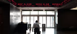 Grèce: la Bourse dévisse, les banques en première ligne A la Bourse d'Athènes, les indices ont viré dans le rouge ce mercredi.