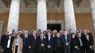 Alexis Tsipras déclenche un krach bancaire à Athènes Le premier ministre, Alexis Tsipras, entouré des membres de son gouvernement devant le Parlement grec, mercredi, à Athènes. Crédits photo : ALKIS KONSTANTINIDIS/REUTERS