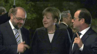 Grèce, UE : Hollande et Merkel cherchent une position commune En présence de Martin Schultz, Angela Merkel et François Hollande ont aussi évoqué vendredi la question russe, alors que la situation se dégrade à nouveau en Ukraine. Crédits photo : Christian Lutz/AP