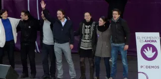 Podemos a-t-il été sauvé par Syriza ? Les leaders de Podemos saluent la foule venue les soutenir lors d'une grande marche 31 janvier 2014 GERARD JULIEN / AFP
