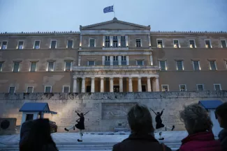 Entre Athènes et la BCE, « une partie de poker menteur » La Banque centrale européenne n'accorde ses faveurs à la Grèce que parce qu'elle est sous aide de la « troïka »