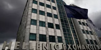 La Bourse d'Athènes s'envole Devant la Bourse d'Athènes, le 28 janvier.