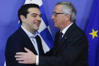 L'accolade entre Jean-Claude Juncker et Alexis Tsipras à Bruxelles (photos) L'accolade entre Jean-Claude Juncker et Alexis Tsipras à Bruxelles (photos).