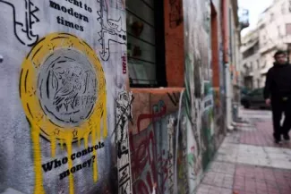 La BCE prive les banques grecques de liquidités © Louisa Gouliamaki - Un graffiti du centre d'Athènes représentant un euro grec, à l'heure ou Yanis Varoufakis est en visite à Bruxelles.