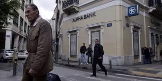 Les banques grecques risquent-elles l'asphyxie ? Une banque Alpha à Athènes. AFP PHOTO/ LOUISA GOULIAMAKI