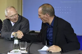 Grèce : à Berlin, Schäuble et Varoufakis même pas d'accord pour ne pas être d'accord Le ministre allemand des Finances Wolfang Schäuble et son homologue grec Yanis Varoufakis se serrent la main à l'issue de leur conférence de presse, le 5 février 2015 à Berlin (Photo Odd Andersen. AFP)