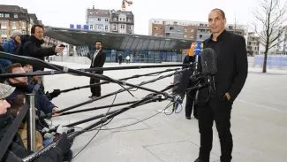 La BCE met la Grèce sous pression Yanis Varoufakis , le nouveau ministre des finances grec, répond aux questions des journalistes devant le siège de la Banque centrale européenne, mercredi à Francfort. Crédits photo : KAI PFAFFENBACH/REUTERS