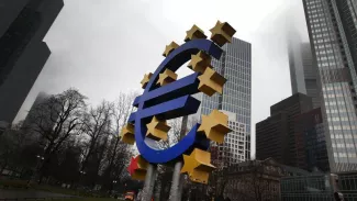 Grèce : comprendre la décision choc de la BCE Logo de l'euro à Francfort. Crédits photo : DANIEL ROLAND/AFP