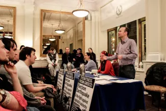 En Irlande, l'Alliance anti-austérité rêve de marcher dans les pas de Syriza et Podemos Meeting de l'Alliance anti-austérité. Son leader, Paul Murphy, veut s'inspirer de Syriza et Podemos pour créer une alternative d'extrême-gauche en mesure de s'imposer face aux partis traditionnels.