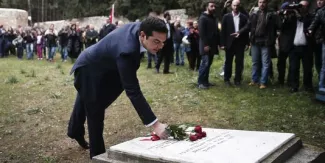 Indemnités de guerre, l'autre dette qui oppose Athènes et Berlin Alexis Tsipras rend hommage aux résistants grecs exécutés par les nazis, le 26 janvier.