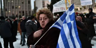 Des milliers de manifestants à Athènes réclament la "dignité" pour la Grèce Des milliers de manifestants à Athènes réclament la "dignité" pour la Grèce.