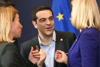 Grèce, Commission, BCE et FMI s'asseyent à la table de négociation Le chef du gouvernement grec Alexis Tsipras bien entouré pour son baptême du feu des sommets européens, jeudi à Bruxelles, entre Fedrerica Mogherini (à g.), cheffe de la diplomatie européenne, et la Première ministre danoise, Helle Thorning-Schmidt. © AFP.