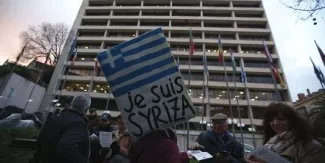 Grèce : un intense week-end de négociations Manifestation devant le siège de la Commission européenne à Lisbonne. REUTERS/Rafael Marchante (PORTUGAL - Tags: POLITICS BUSINESS)