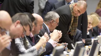 Le ministre grec des Finances dans la fosse aux lions à Bruxelles Yanis Varoufakis (à droite), le ministre grec des Finances, prend place pour la réunion de l'Eurogroupe. Crédits photo : Virginia Mayo/AP