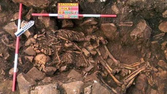 Un couple préhistorique découvert enlacé en Grèce Le couple préhistorique découvert enlacé dans la grotte de Diros au sud de la Grèce. Crédits photo : Ministry of Culture/Greek Culture Ministry/AFP