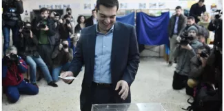 "Ni secte, ni force d'appoint" : Syriza expliqué aux Français Alexis Tsipras, leader de Syriza, vote lors des élections législatives du 25 janvier 2015. (ARIS MESSINIS / AFP)