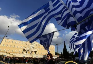 Plus de 25 000 manifestants en Grèce pour soutenir le gouvernement A Athènes ce dimanche. (Photo Yannis Behrakis. Reuters)