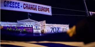 La Grèce arrachera-t-elle un accord avec la zone euro ? Quelque 20.000 personnes ont défilé à Athènes pour appuyer leur gouvernement dans les négociations avec la zone euro, le 15 février 2015. (KOSTIS NTANTAMIS / NurPhoto)