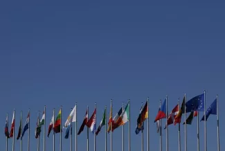 La Grèce refuse une extension du plan d'aide de l'Union européenne Les drapeaux des 28, devant le Parlement européen de Strasbourg. (Photo Vincent Kessler. Reuters)