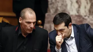 Le ministre des finances et le premier ministre grecs. Crédits photo : ALKIS KONSTANTINIDIS/REUTERS


