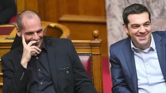 La Grèce promet d'équilibrer son budget sous six mois Le ministre des Finances grec, Yanis Varoufakis (à gauche) aux côtés du premier ministre Alexis Tsipras.