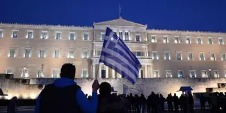 Comment la zone euro a évité une confrontation avec la Grèce En contrepartie d'une prolongation de quatre mois, Athènes devra présenter une liste de réformes et s'engager à ne pas prendre d'actions unilatérales qui affecteront son budget.