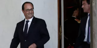 Hollande: "La Grèce est dans la zone euro, la Grèce doit rester dans la zone euro" Hollande: "La Grèce est dans la zone euro, la Grèce doit rester dans la zone euro".