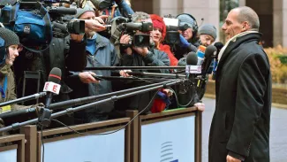 Eurogroupe: la Grèce plie sous la pression de Berlin Yanis Varoufakis, le ministre grec des Finances, à son arrivée à la réunion de l'Eurogroupe ce vendredi à Bruxelles. Crédits photo : ERIC VIDAL/REUTERS