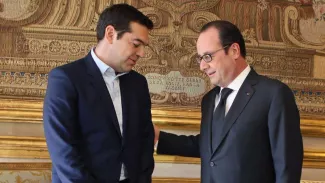 Grèce: Hollande salue «un bon compromis», Tsipras se félicite Alexis Tsipras, premier ministre grec et le président François Hollande Crédits photo : Remy de la Mauviniere/AP