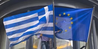 La Grèce reçoit un premier feu vert pour prolonger le plan d'aide La Grèce et la zone euro se sont mises d'accord, vendredi 20 février, sur une prolongation du plan d'aide contre des promesses de réformes.