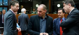Grèce: le gouvernement pourra-t-il résister au revirement sur les réformes? Face à ses homologues, réunis par Jeroen Dijsselbloem (à g.), président de l'Eurogroupe, le ministre grec des Finances, Yanis Varoufakis (au centre), a été obligé d'accepter un droit de regard européen. Ici, à Bruxelles, le 17 février.