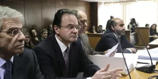 Georges Papaconstantinou est jugé pour avoir dissimulé le nom de membres de sa famille soupçonnés d'évasion fiscale.


